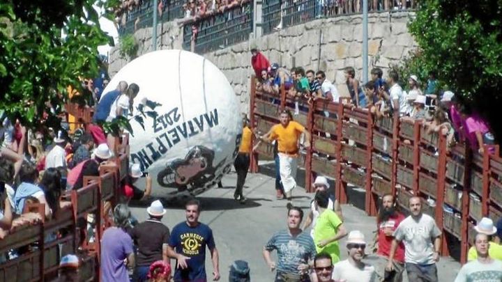 "El ""boloencierro"" llega a Mataelpino "