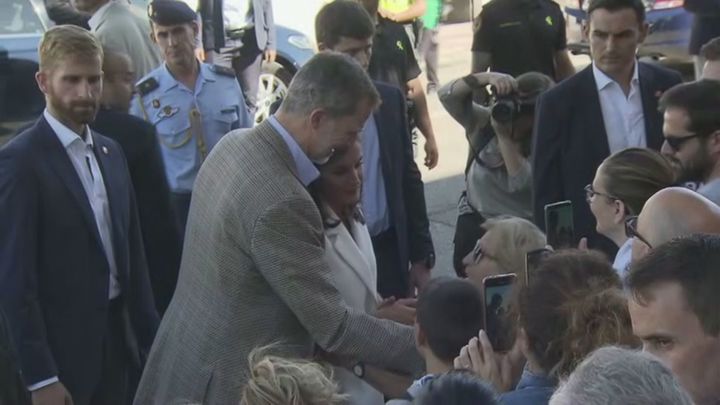 Felipe VI y Letizia charlan con una vecina de Arganda