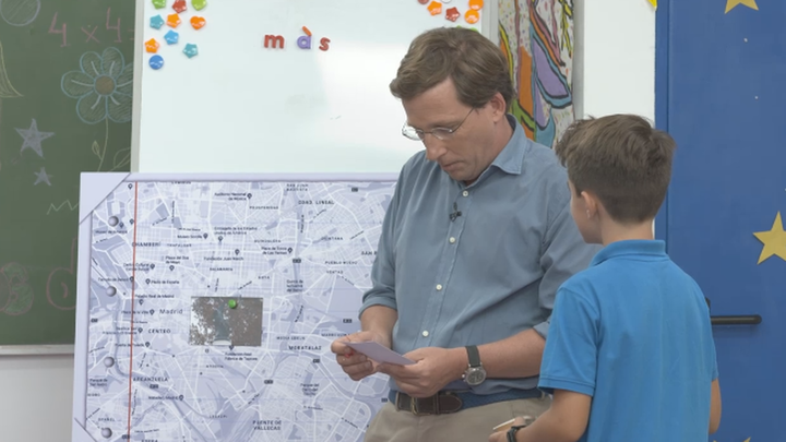 Almeida pensando donde se encuentra un monumento / Redactor