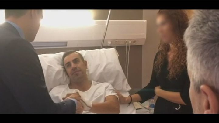 Sánchez visita a uno de los agentes heridos