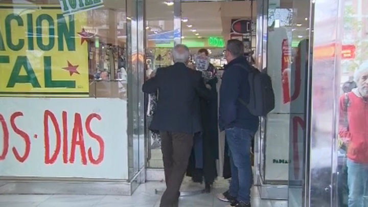 Cierra la tienda de ropa del mercado de La Elipa