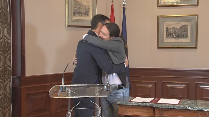 El abrazo de Sánchez e Iglesias / REDACCIÓN
