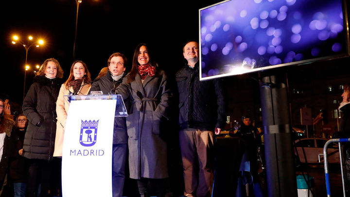 José Luis Martínez-Almeida y Begoña Villacís, acompañados por Andrea Levy y Paloma García Romero, en el  encendido de la iluminación navideña en Madrid / EFE