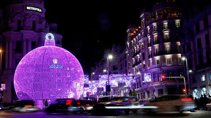 Vista de una de las decoraciones luminosas de Navidad en Madrid / EFE
