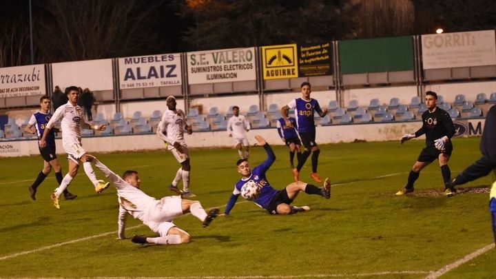 Lance del juego entre la Peña Sport y el Fuenlabrada