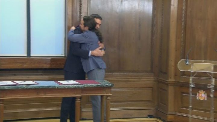 Abrazo entre Pedro Sánchez y Pablo Iglesias / TELEMADRID