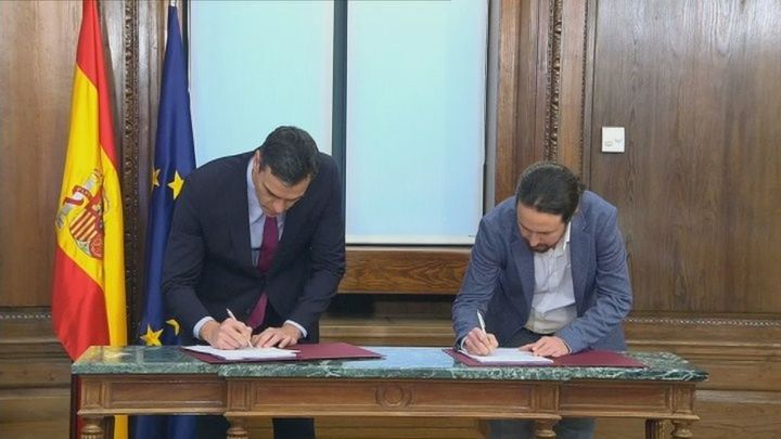 Pedro Sánchez y Pablo Iglesias firman su acuerdo de gobierno / TELEMADRID