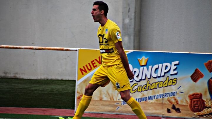 Jesús de Miguel celebra un gol / @CDANavalcarnero