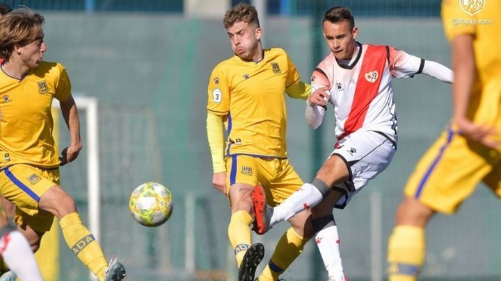Lance del juego entre Alcorcón B y Rayo B / Rayo Vallecano de Madrid
