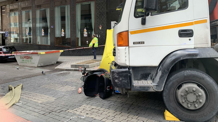 Moto y camión involucrados en el accidente