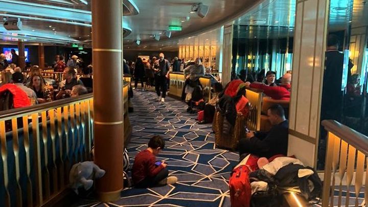 Interior del crucero bloqueado en Italia por el coronavirus chino