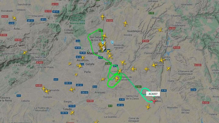 En verde, el camino del vuelo AK837, que ha tenido que desviarse de su ruta original al poco de despegar / flightradar24.com