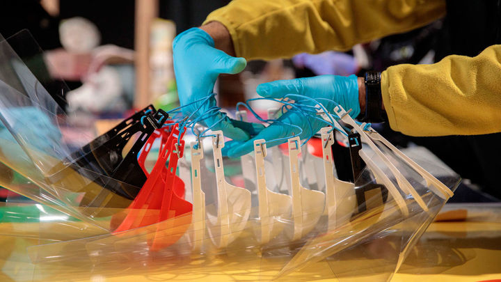 Pantallas de protección individual frente al coronavirus / EFE