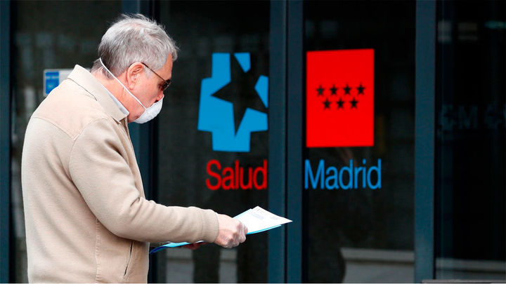 Un hombre frente a un centro de salud de la Comunidad de Madrid / EFE