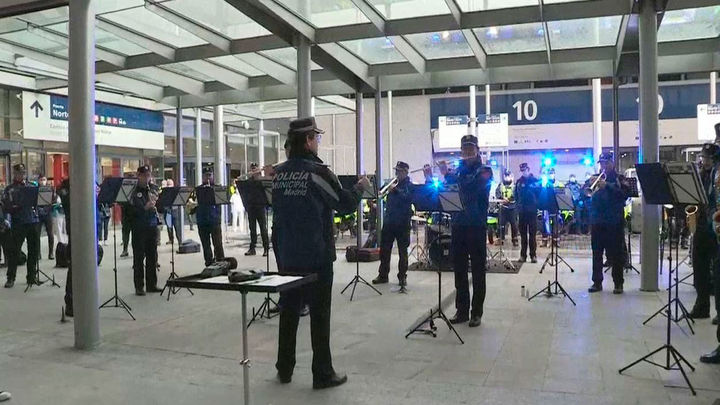La banda de música de la POlicía Municipal rinde homenaje en el hospital de Ifema / @begoñavillacis