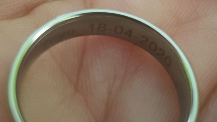 Anillo de una boda prevista para el 18 de abril, cancelada por el coronavirus (@JuanEntrena) / @JuanEntrena