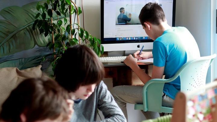 Niños durante el confinamiento / EFE
