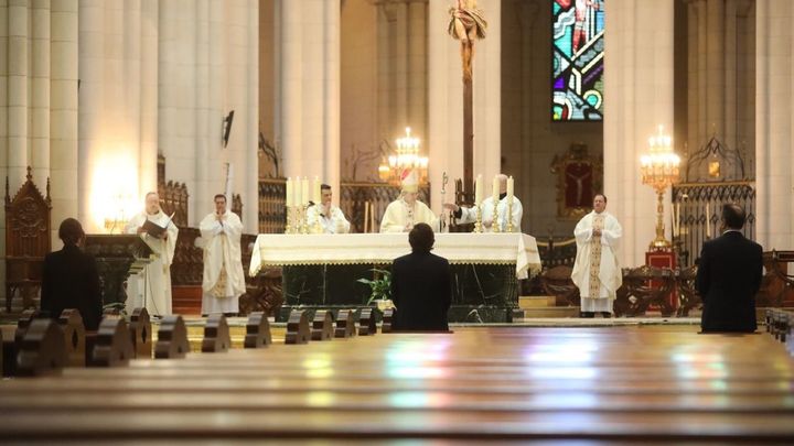 Ayuso y Almeida asisten a la misa en la Almudena por las víctimas del coronavirus / TELEMADRID
