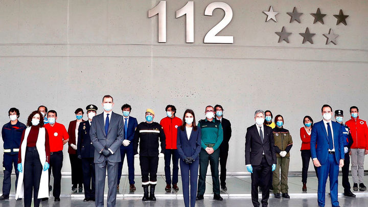 Los Reyes en su visita a la sede del 112 en Pozuelo de Alarcón / EFE