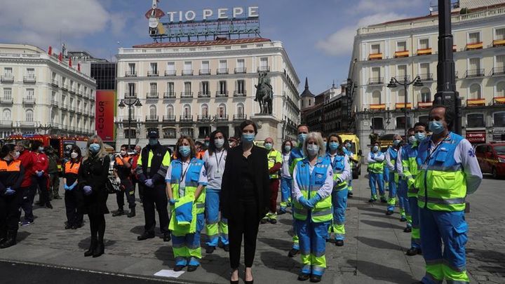 La presidenta de la Comunidad de Madrid, Isabel Díaz Ayuso, con los miembros de los servicios sanitarios / EFE