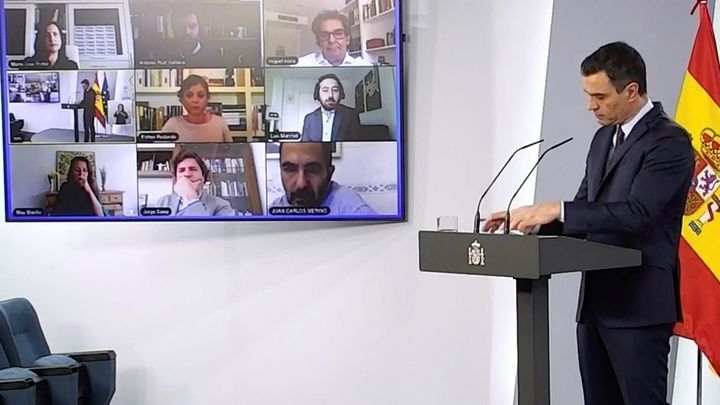 El presidente del Gobierno, Pedro Sánchez, escucha las preguntas hechas por varios periodistas / EFE
