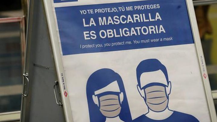 Aviso en Metro de Madrid sobre el uso obligatorio de la mascarilla / EFE