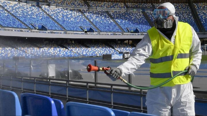 Limpieza de un estadio / Efe