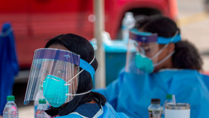 Sanitarios realizan un test en un parking de un centro comercial / EFE