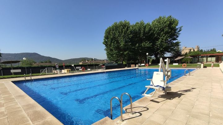 Piscina municipal de Manzanares El Real / @ManzanaresReal