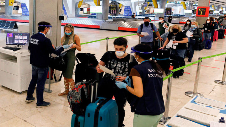 Controles de Sanidad Exterior en Barajas / EFE