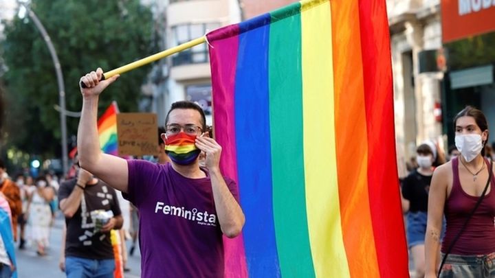 Mujeres lesbianas, trans y bisexuales encabezarán este sábado la marcha virtual del Orgullo / EFE