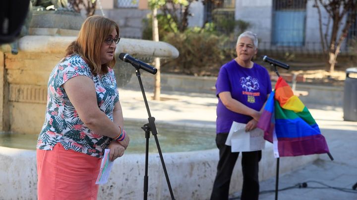 a presidenta de COGAM, Carmen García de Merlo y la presidenta de la Federación Estatal de Lesbianas, Gais, Trans y Bisexuales (FELGTB), Uge Sangil / EFE