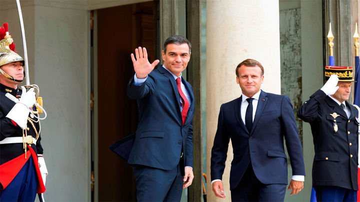 Emmanuel Macron (d), recibe al presidente del Gobierno de España, Pedro Sánchez, en el Palacio del Elíseo en Parí / EFE