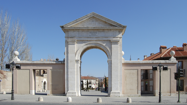 Alcalá_de_Henares_(RPS_26-02-2012)_Puerta_de_Madrid,_fachada_oeste / Wikipedia
