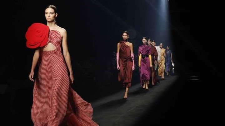 La valenciana Isabel Sanchís ha debutado en la 72 edición de Mercedes-Benz Fashion Week Madrid, pero lleva treinta años en el mundo de la moda / EFE