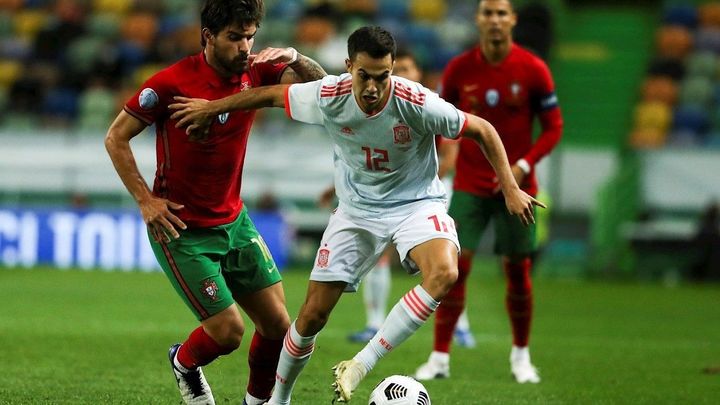 Sergio Reguilón ante Portugal / EFE