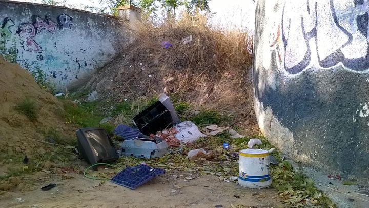 Escombros, tierras y aparatos eléctricos arrojados en plena calle / P.O.