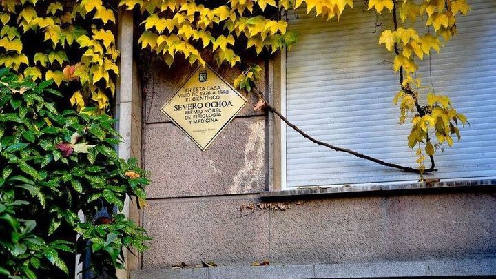Placa de la vivienda de Severo Ochoa en Madrid / REDACCIÓN