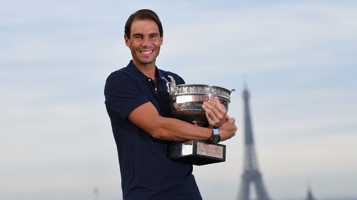 Corretja: "Lo de Nadal no tiene explicación, impresiona" / Nadal posa con el trofeo de Roland Garros