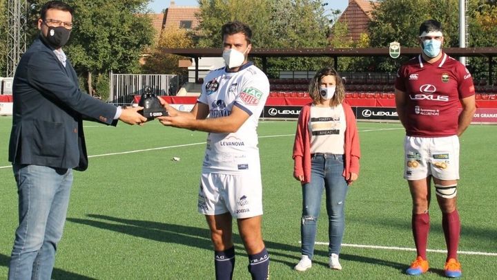 Entrega del trofeo al VRAC / @AlcobendasRugby