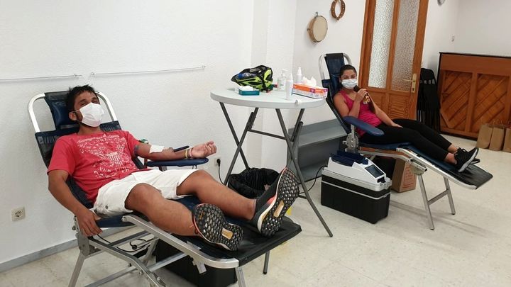 Varias personas donando sangre / EUROPA PRESS