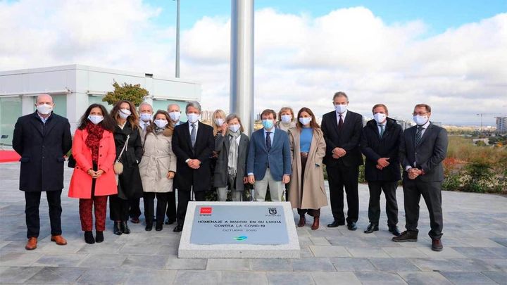 Placa en recuerdo a las víctimas de la pandemia en Valdebebas / Ayuntamiento de Madrid