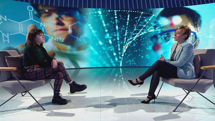 Alicia Caro, estudiante de Bioquímica, y Marisol Soengas, directora del Grupo de Melanoma del CNIO. / Comunicación Telemadrid