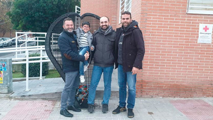 El Ayuntamiento de Daganzo instala corazones solidarios para ayudar en la investigación de la distrofia muscular de Duchenne. / Ayuntamiento de Daganzo de Arriba