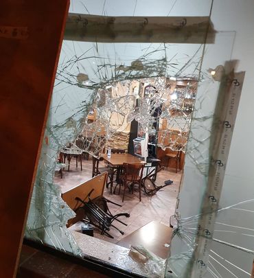 Los cacos destrozaron el bar a su paso / REDACCIÓN