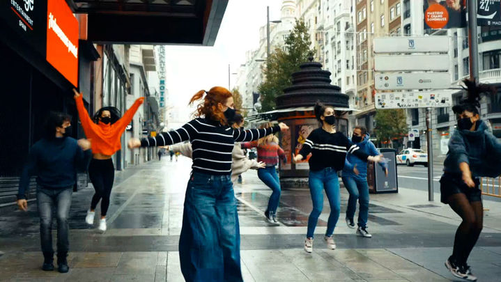 Una de las escenas del video que han grabado en la Gran Vía para animar a los espectadores a volver a los teatros. / Archivo