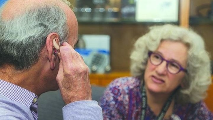 Persona mayor con audífono / EUROPA PRESS