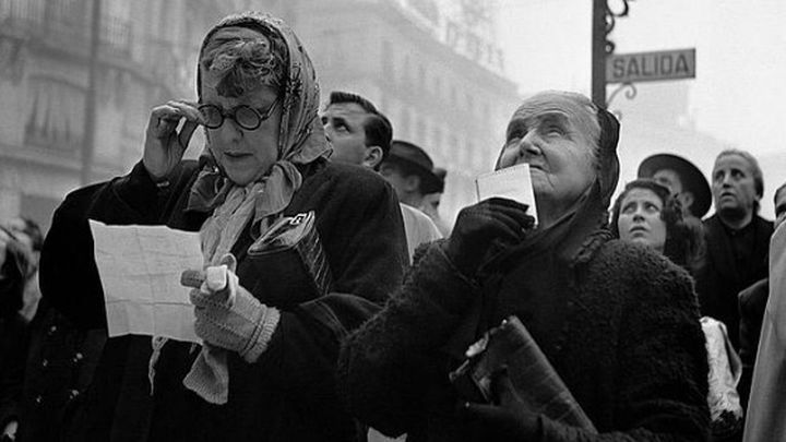 «Esperando el Gordo». 1952. / Francesc Catalá- Roca