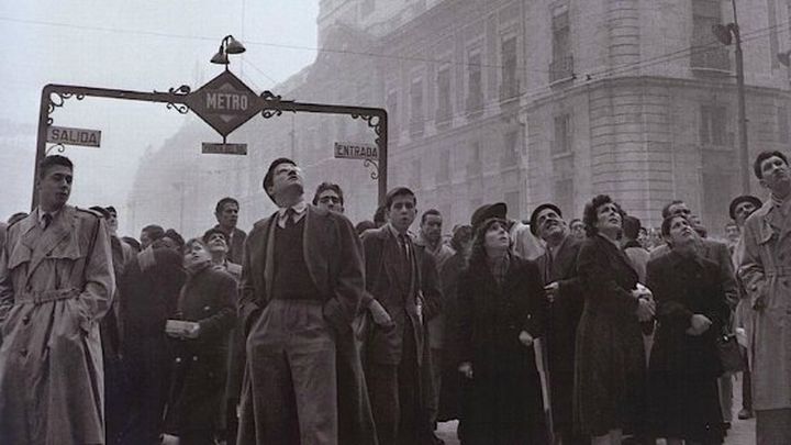 «Esperando el Gordo». 1952. / Francesc Catalá- Roca