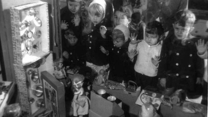 Niños ante un escaparate lleno de juguetes en 1959. / Martín Santos Yuberos